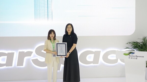 TüV萊茵在SNEC PV+為中潤光能頒發組織碳核查聲明