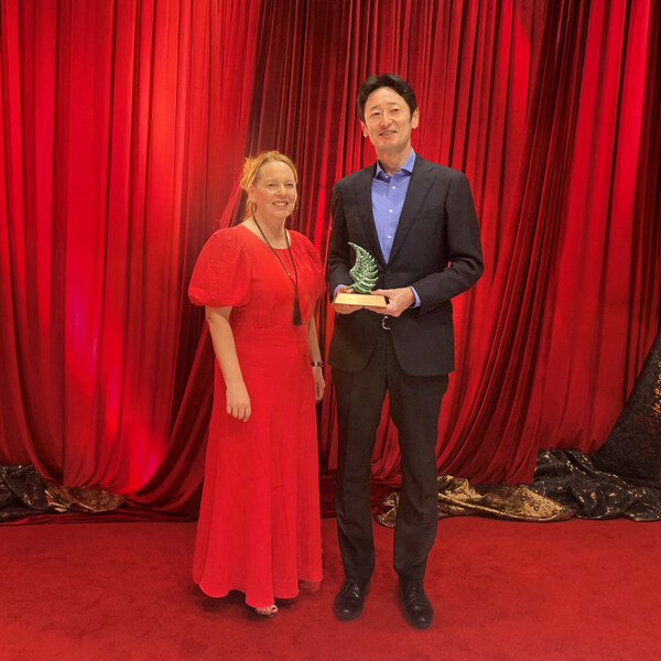 //mma.nyhomeapp.cn/media2/2715641/Kerry_Warn__NHPNZ__Tsuyoshi_Takakuwa__Kaneka_Ubiquinol_Award_copy.jpg?p=medium600