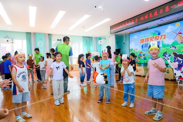 孩子們通過“生命之網”游戲理解多樣生物間的相互依存