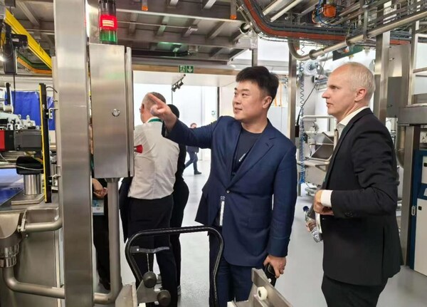 崔佳（左）與布勒全球寵物食品負責人Carsten博士共同參觀布勒最新設備