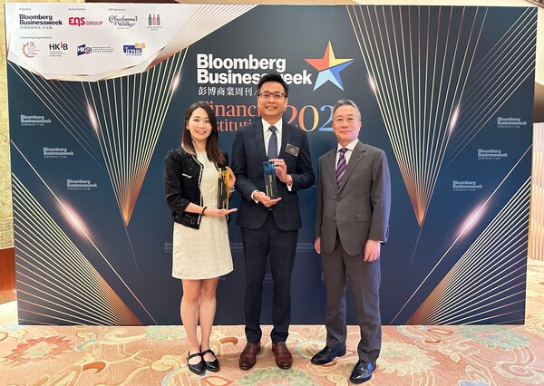 Cathay United Bank received two honors in the 2025 Bloomberg Businessweek Financial Institutions Awards. Representing the Bank at the ceremony were Senior Vice President Maya Lee (left), Hong Kong Branch Chief Executive Eric Liu (center), and Senior Vice President William Chu (right). The honors underscore the Bank&#8217;s excellence in driving digital innovation and sustainability transition in the financial sector.