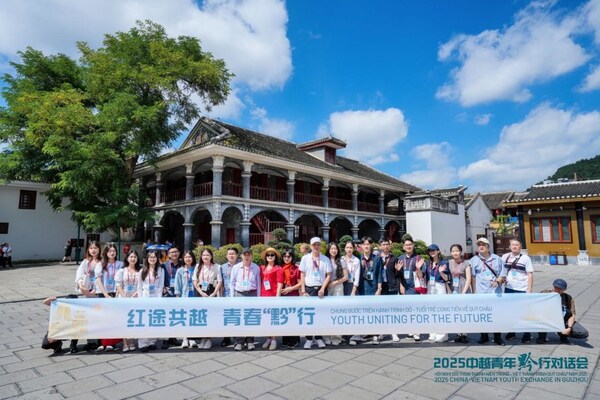 On July 4, Chinese and Vietnamese youth delegates, along with Vietnamese experts, visited the site of the historic Zunyi Meeting in Guizhou province.