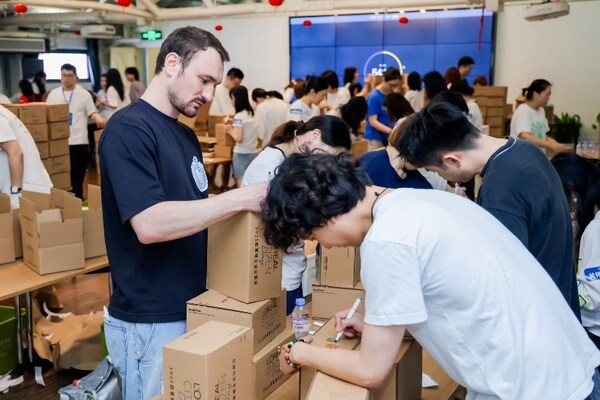 歐萊雅志愿者現場打包"關懷包裹"