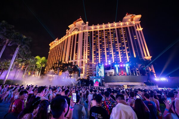 天浪淘園今年再次舉辦大型戶外激浪派對「幻影狂野派對 Splashing Neon Night」，吸引超過2,000名賓客參加。