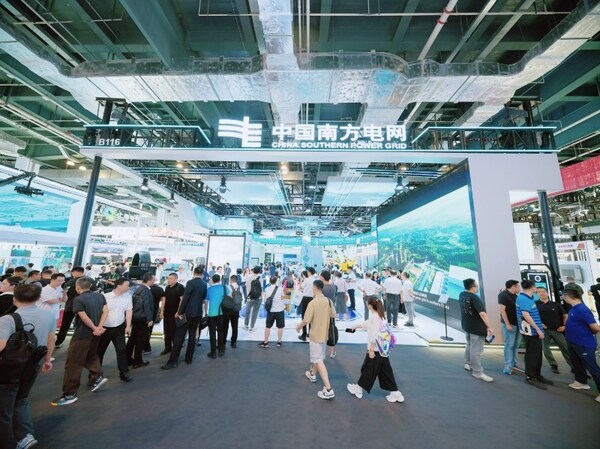 南方電網公司展廳人潮湧動，迎來高峰