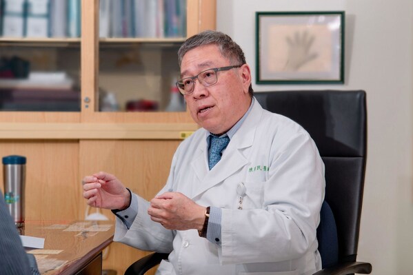 臺灣胸腔暨重癥加護醫學會理事長陳育民醫師接受基因線上訪問，講解 ALK 陽性非小細胞肺癌治療方案的多元考量，並帶出醫病共享決策的重要性。（攝影：基因線上）