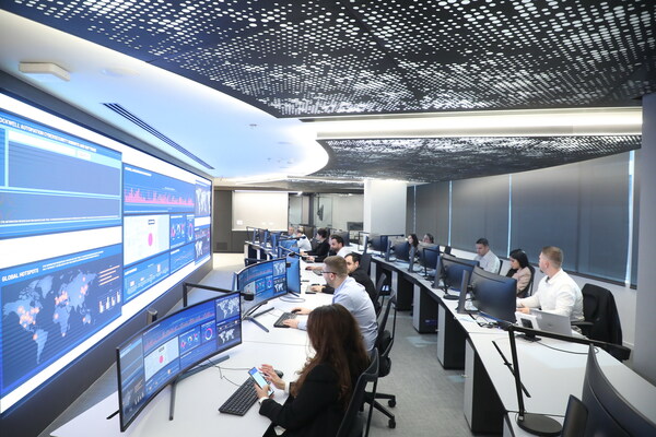 61% 的網絡安全專業人士計劃采用 AI，以應對制造業日益增長的網絡風險挑戰