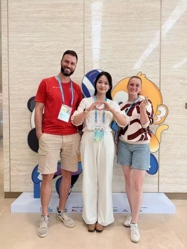 Wei Yongjia (center) with Czech journalists (PRNewsfoto/Hongxing News)