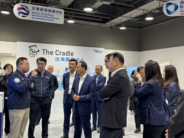 活動當天上午，為推動東莞生產制造業企業加快轉型升級，賦能東莞企業出海，在東莞市委副書記、市長呂成蹊、市委常委劉光濱和東莞市外商投資企業協會、東莞香港中心董事長連漢森等一行人率東莞20余家有意向出海的生產制造企業代表參觀香港生產力促進局。