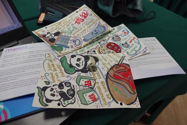 A handwritten French greeting card by staff member Duan Haisuan to a French journalist