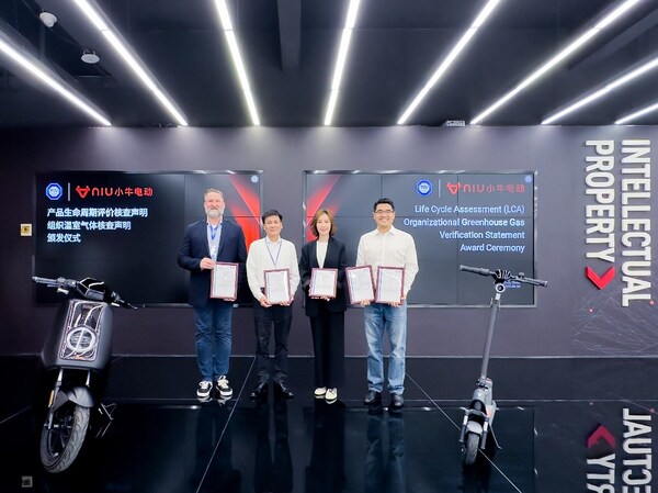 TüV南德Jens-Olaf Schuler（左一）、張炳剛（左二）為小牛電動CEO李彥（右一）、CFO周雯娟頒發證書