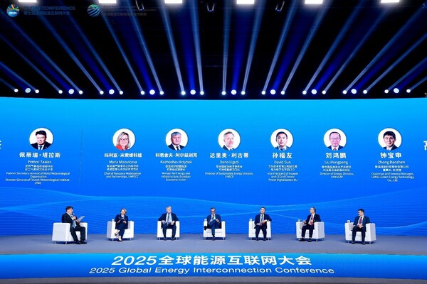 作為全球光伏行業代表，隆基綠能董事長、總經理鐘寶申受邀出席本次大會“清潔綠色能源轉型未來”高端對話環節。