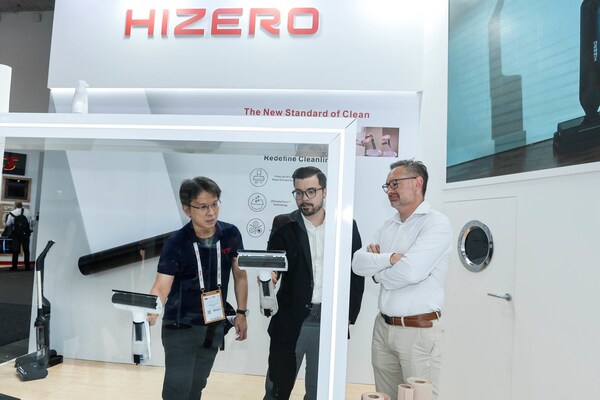 產品經理Ben正在和來賓演示H100的用法
