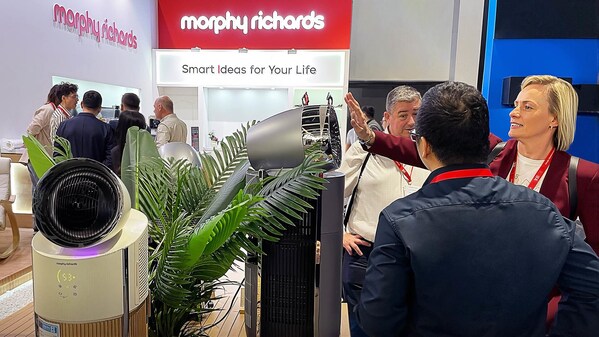 2025年ベルリン國際コンシューマーエレクトロニクス展で、來場者がMorphy Richardsの四季対応気候フラッグシップ製品を體験しています。 (PRNewsfoto/Morphy Richards)