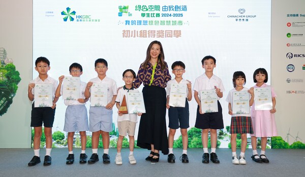 Amy Wu, Director of Corporate Communications of Chinachem Group, pictured with winners of the Primary Division at “My Green Space” Student Competition Awards Ceremony.