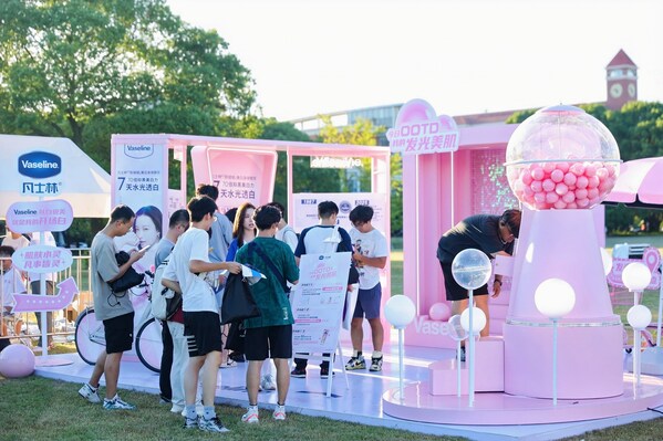 學生們紛紛在聯合利華旗下品牌互動展區打卡
